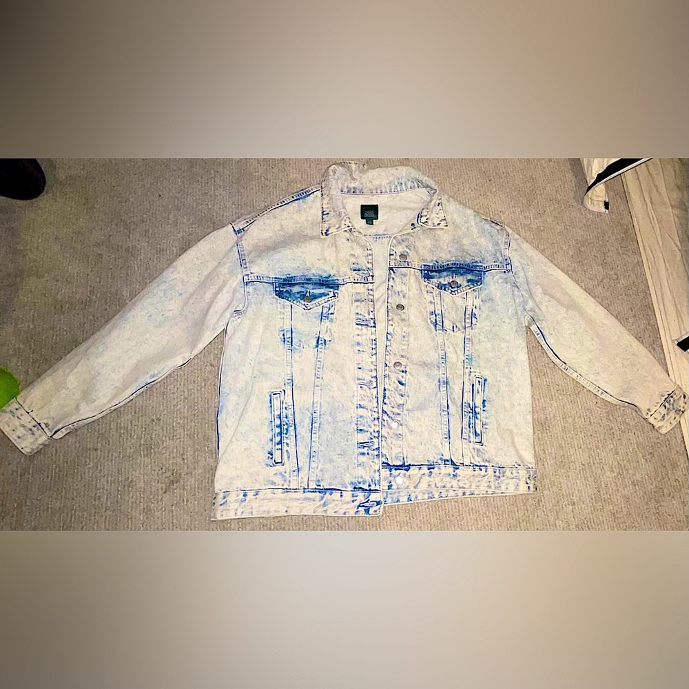 Denim jacket , inside deep pockets .